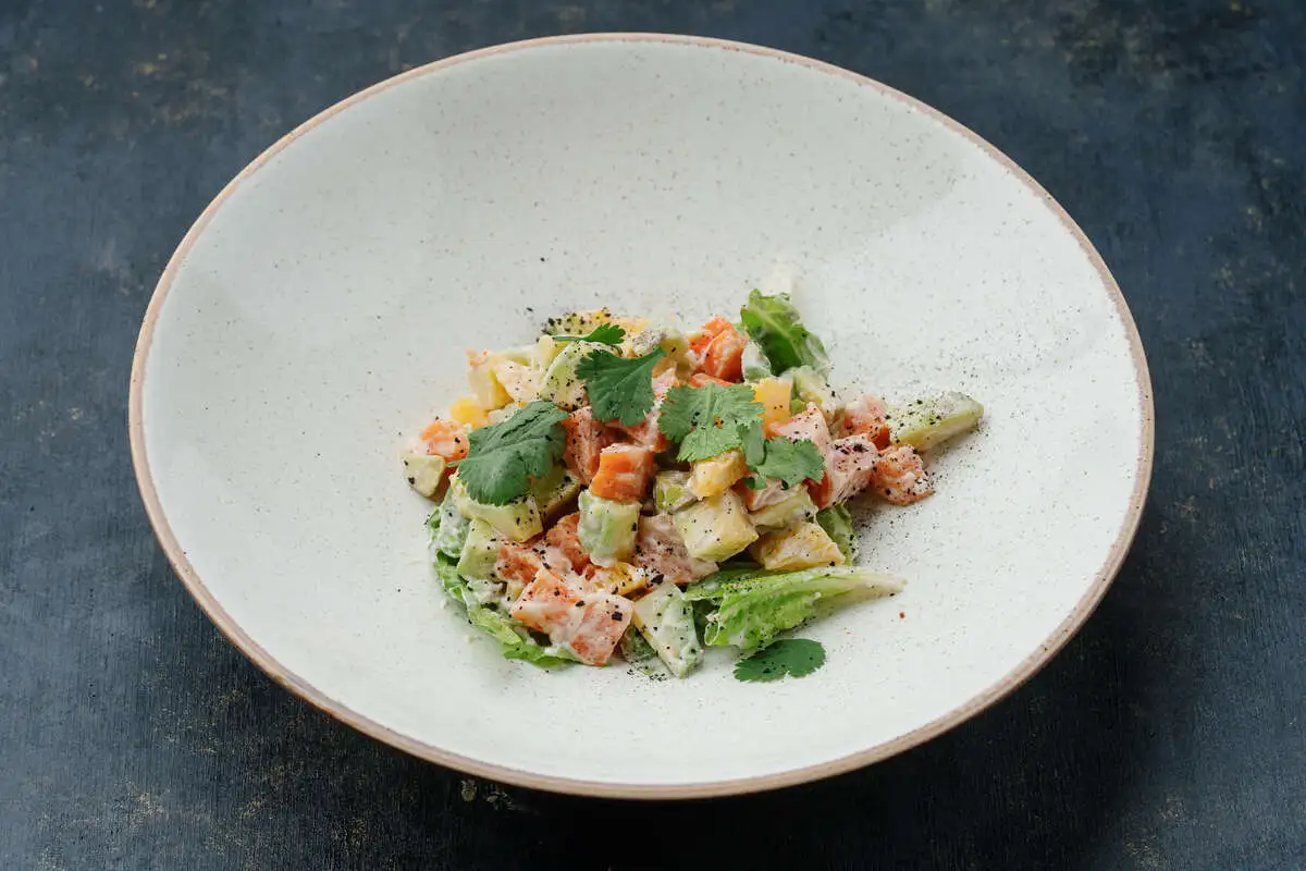 Салат с авокадо и слабосоленой форель