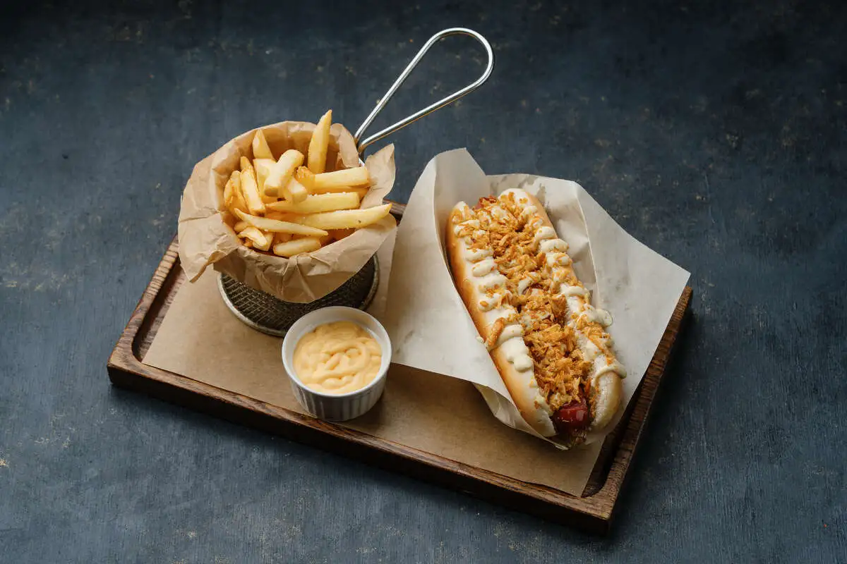 Хот-дог с охотничьей колбаской и картофелем фри