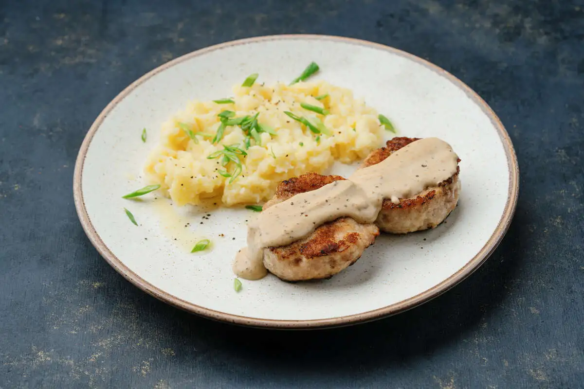 Куриные котлеты с пюре и перечным соусом