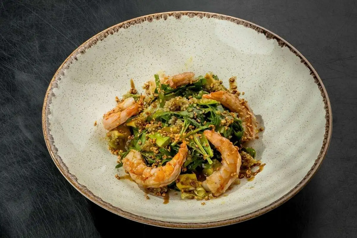 Салат с креветками, манговым соусом и киноа