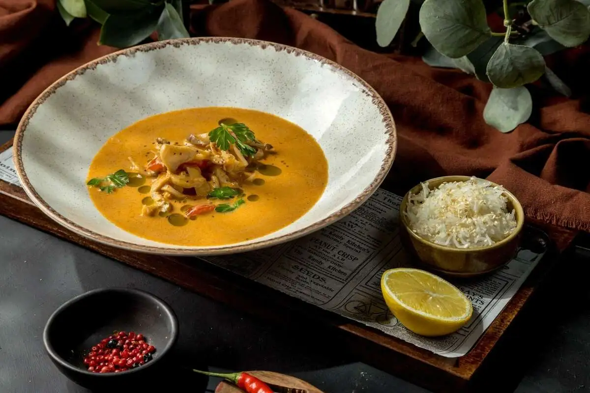 Том ям с креветками, кальмарами и рисом