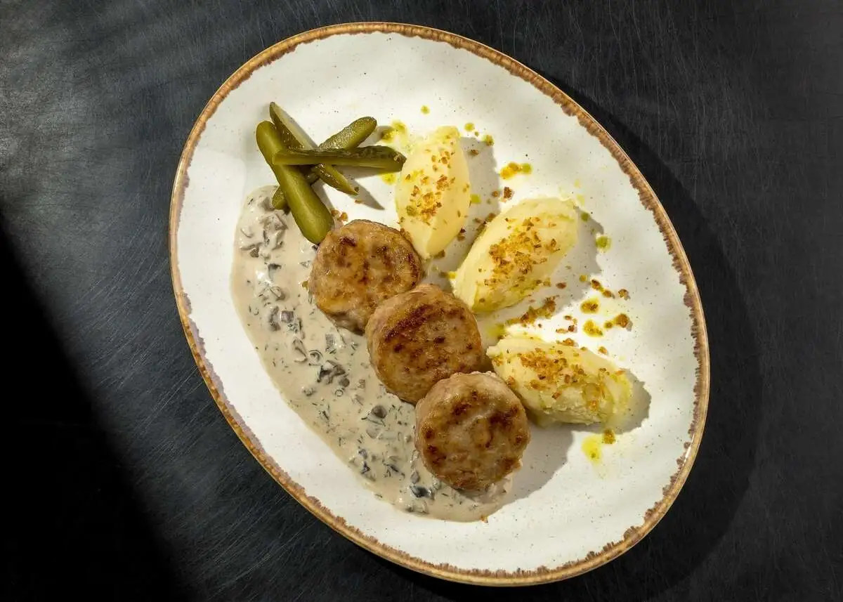 Куриные котлеты с пюре и грибным соусом