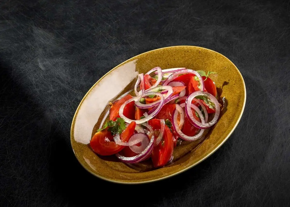 Помидоры с луком