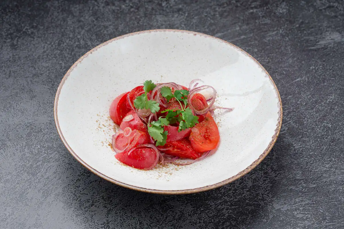 Томаты с луком