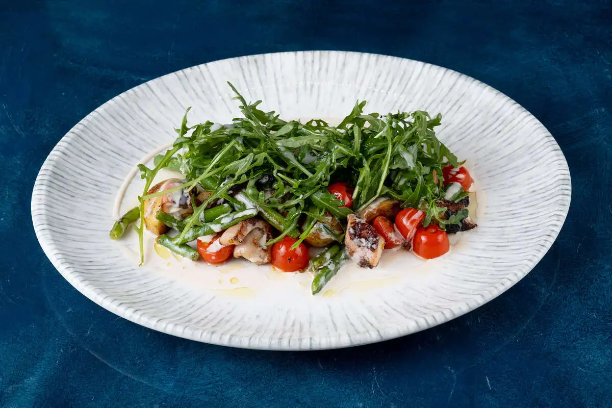 Салат теплый с осьминогом