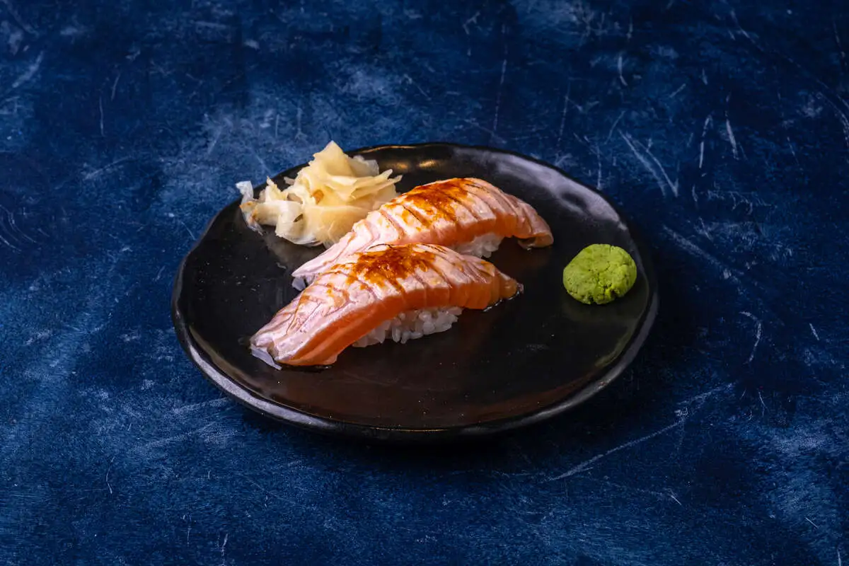 Суши с карамельным лососем