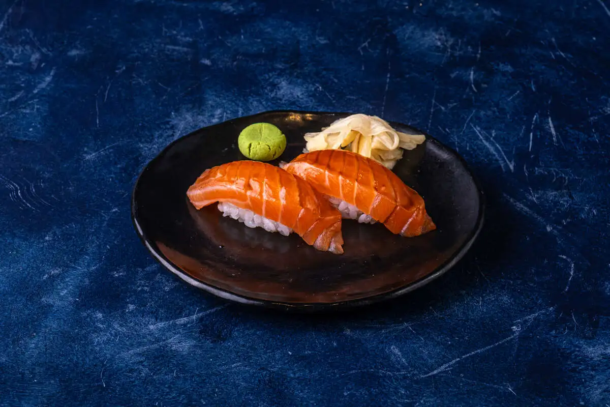 Суши с лососем
