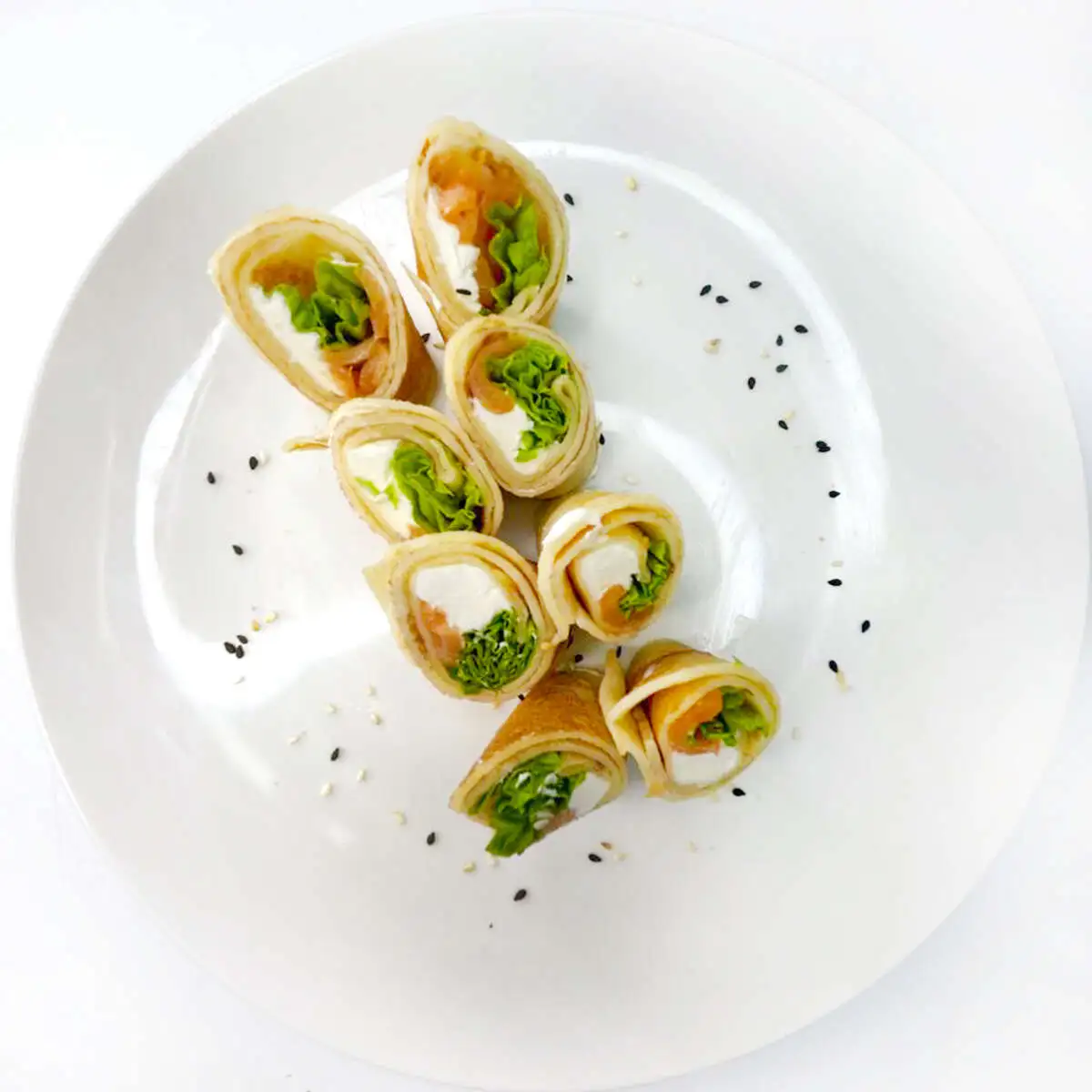 Роллы из блинчиков с семгой и творожным сыром