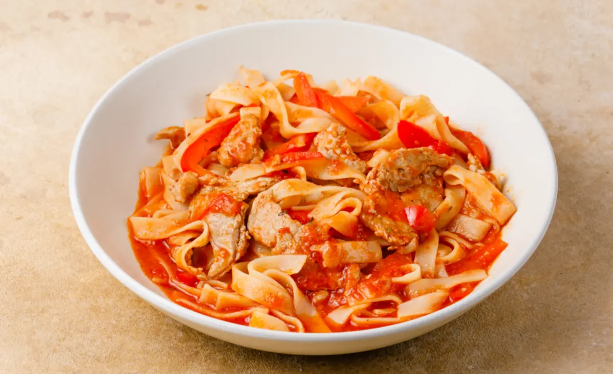 Паста со свининой и овощами