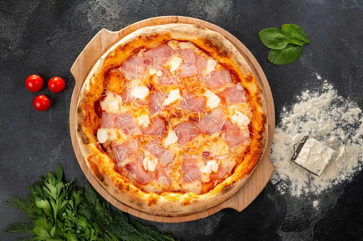 Пицца Сливочная с беконом 32 см яндекс