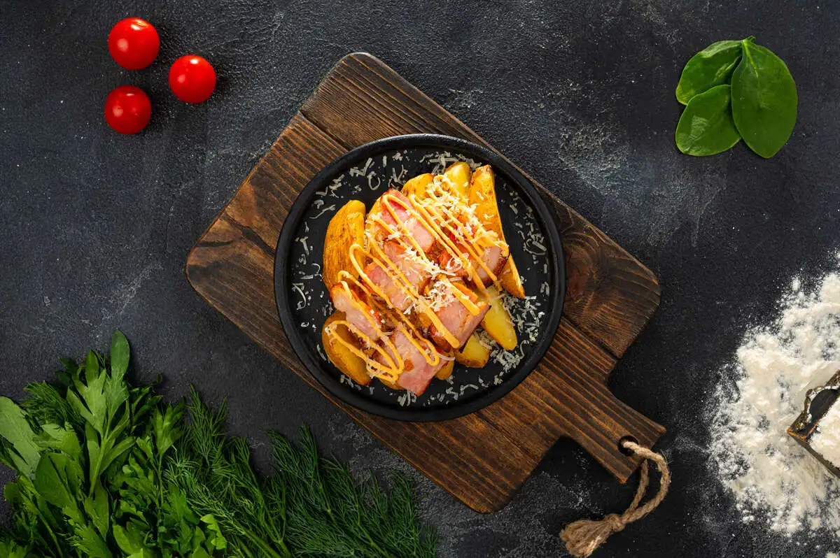 Картофель дольками с беконом
