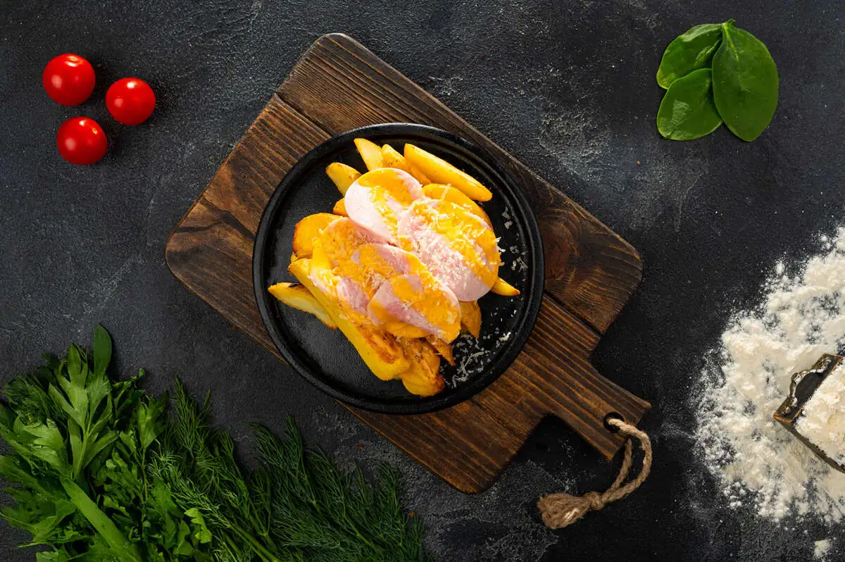 Картофель дольками с ветчиной