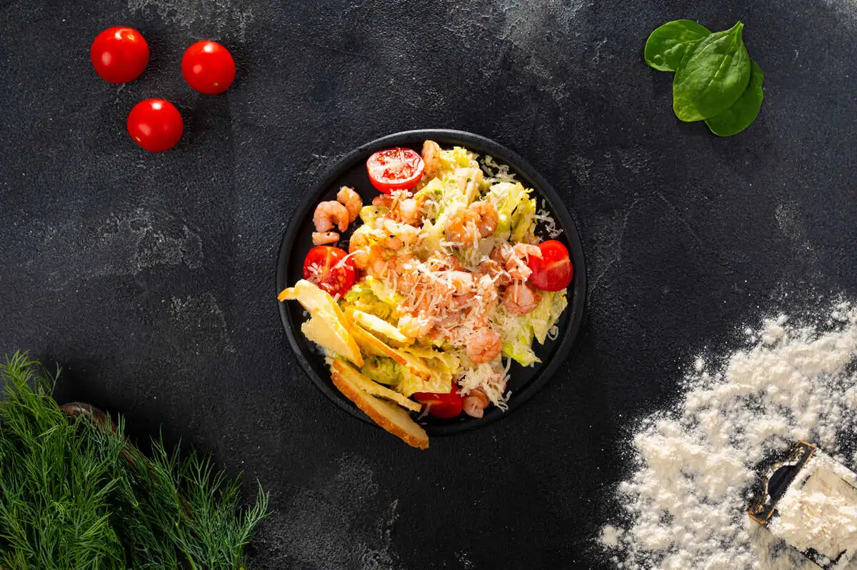 Салат Цезарь с креветками