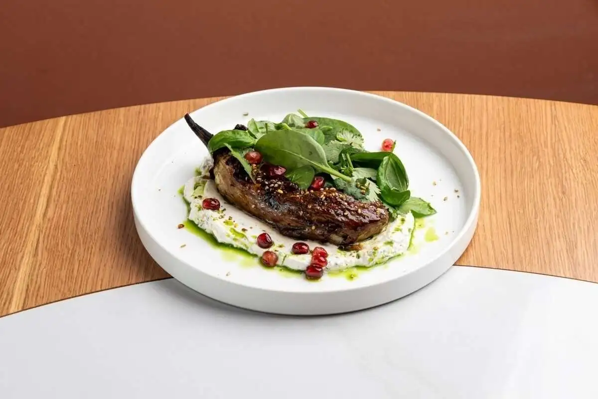 Печеный баклажан, йогурт, шпинат