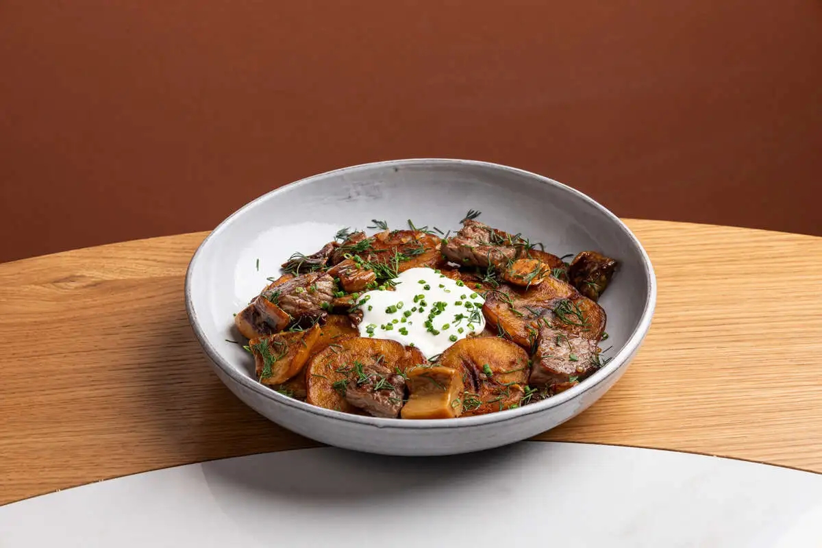 Жареха из оленины с белыми грибами