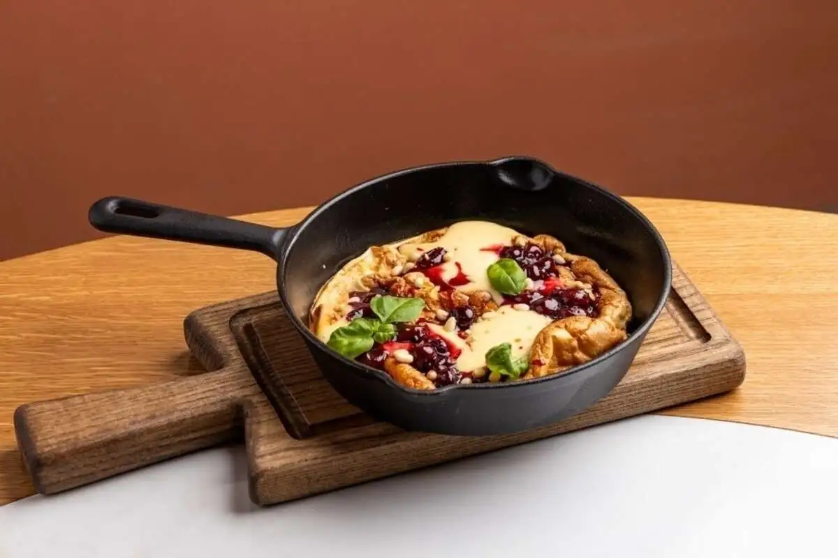 Блин с вишней, кремом и кедровым орехом