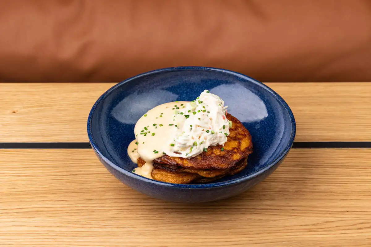 Оладьи из батата с крабом и авокадо