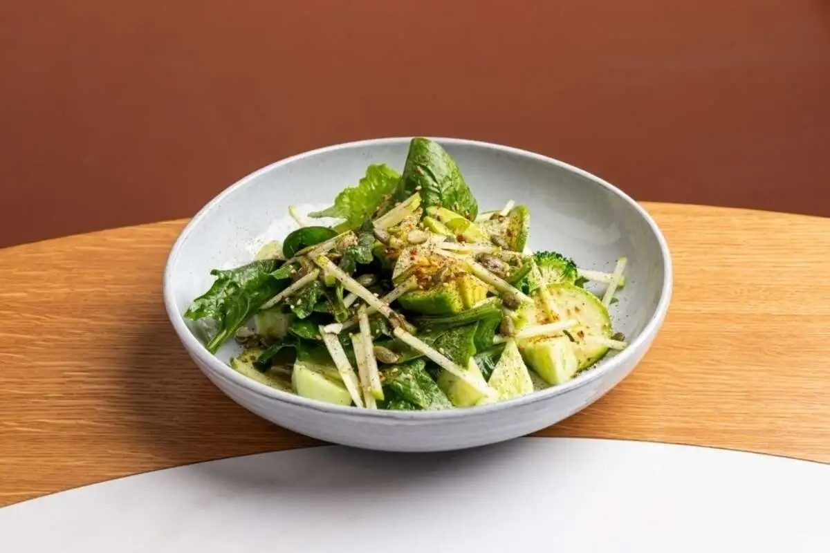 Большой зеленый салат с авокадо