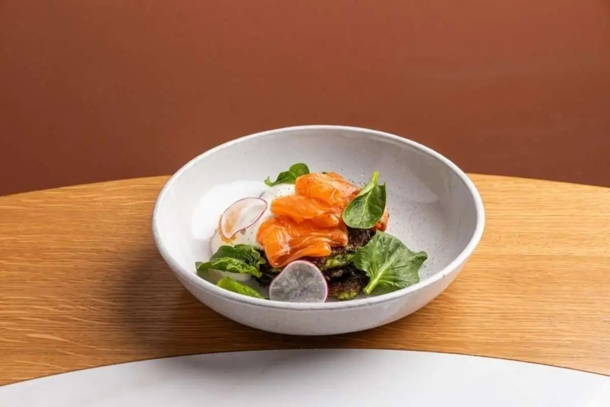 Оладьи из цукини с форелью и щучьей икрой