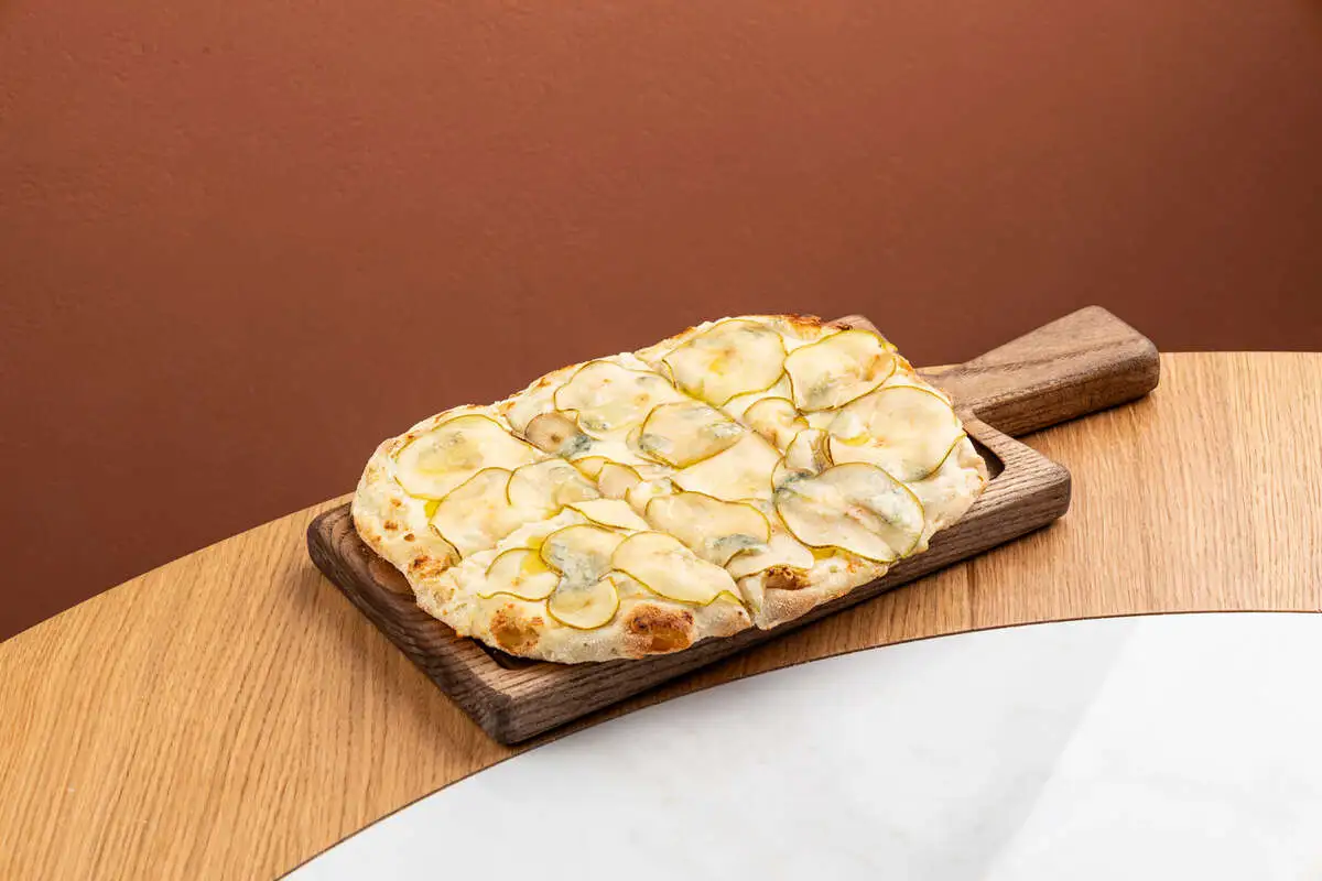 Пицца с грушей и горгонзолой