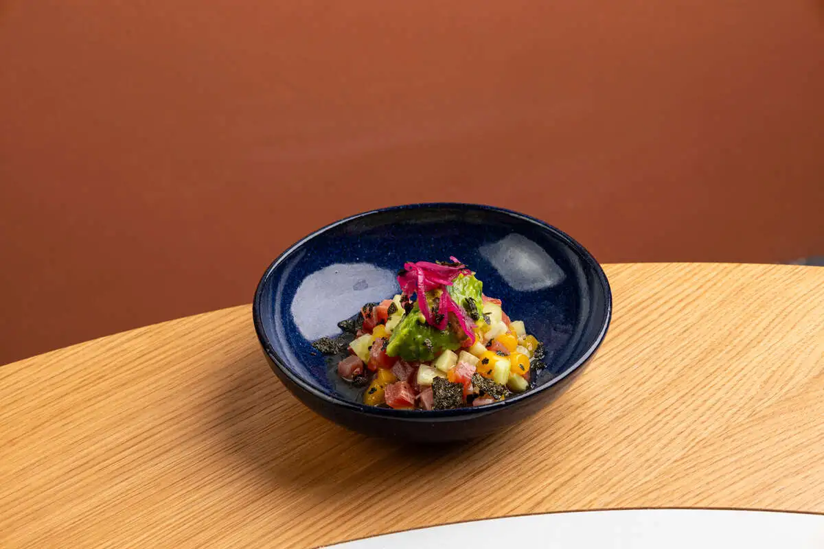 Тартар тунец, авокадо, соус понзу