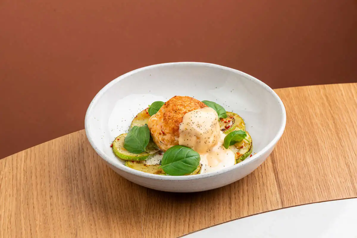 Краб-кейк, цукини, пармезан, тайский соус