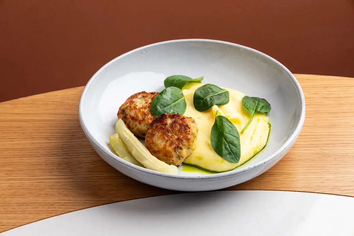 Индейка, картофельное пюре, маринованные огурцы