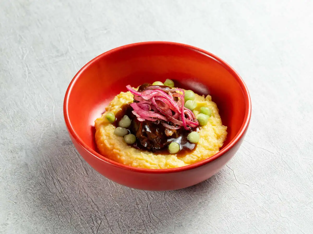 Томленые говяжьи щечки с картофельным пюре 