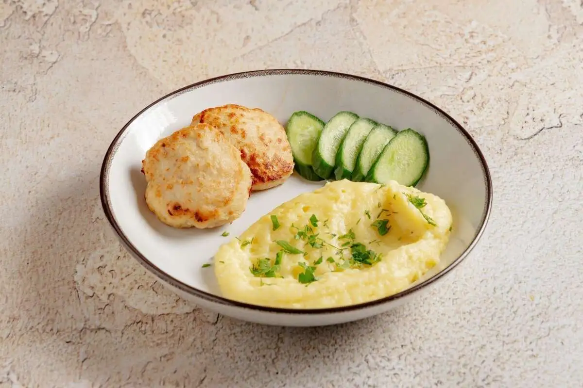 Куриные котлетки с картофельным пюре