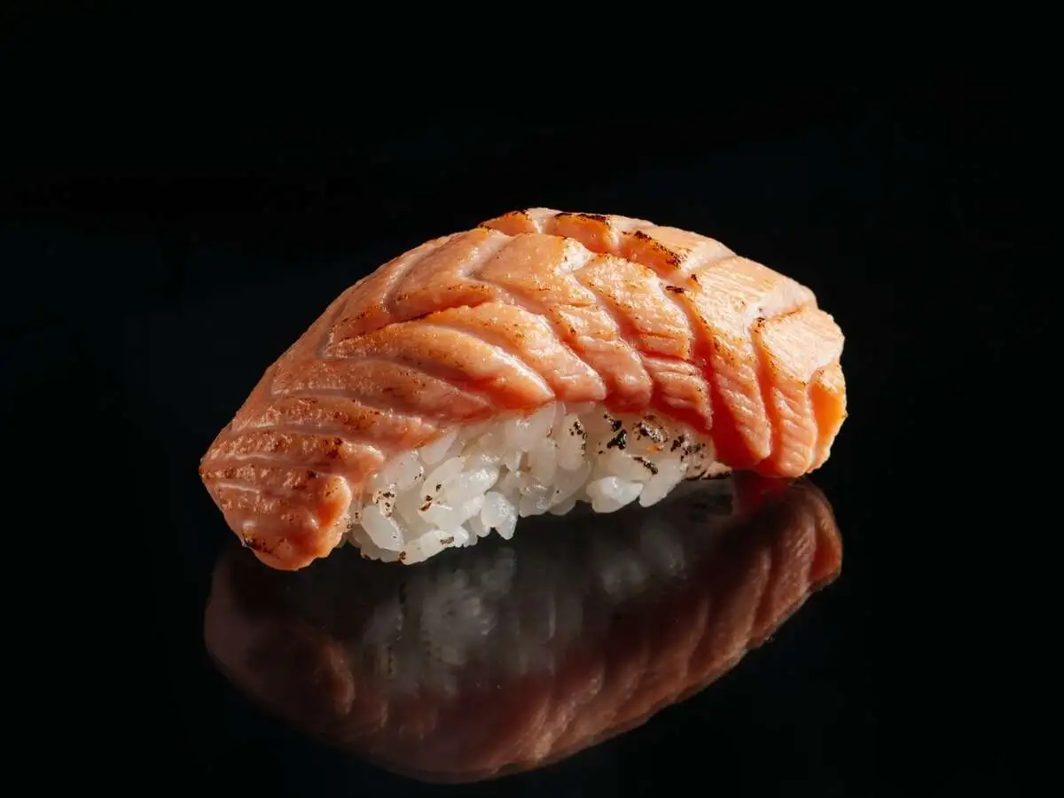 Суши опаленный лосось 