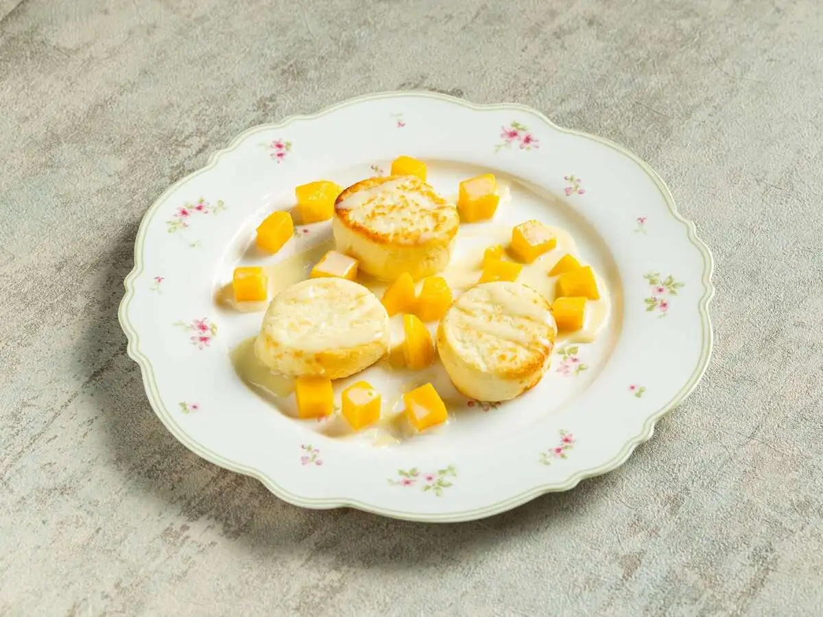 Сырники с манго и сгущенкой 