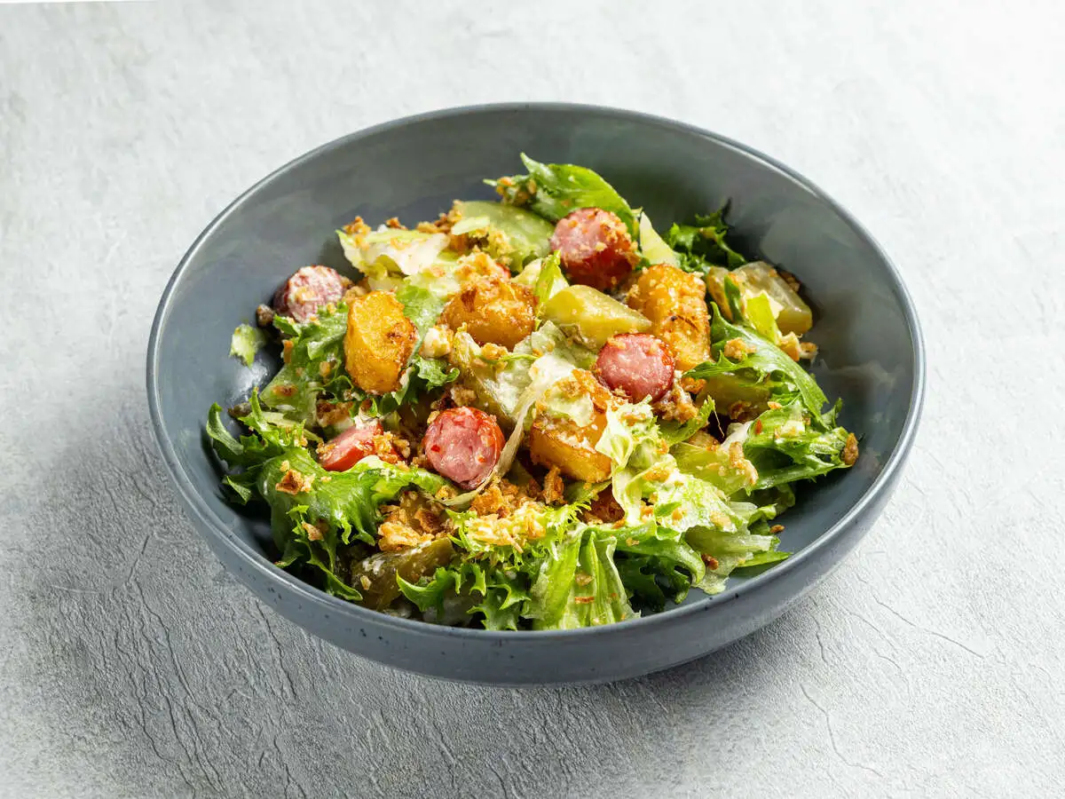 Салат баварский с колбасками