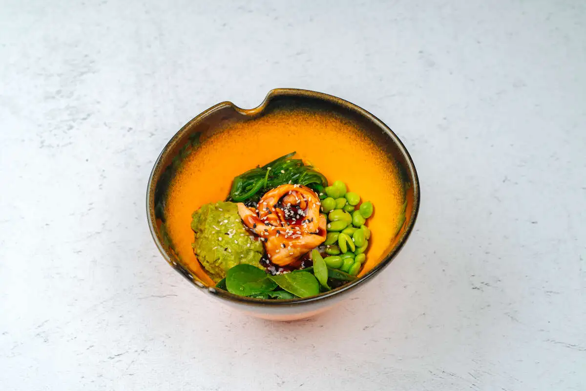 Боул с опаленным лососем и авокадо 