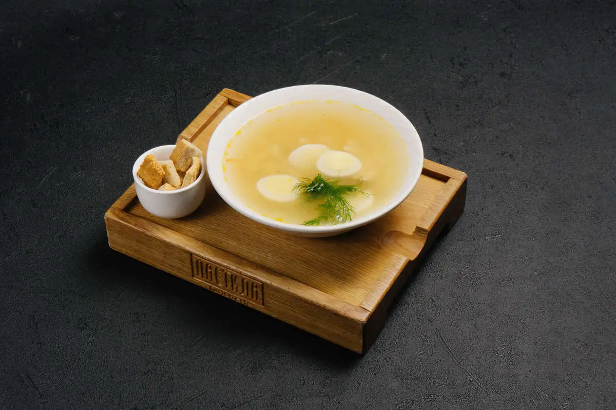 Куриный бульон с гренками