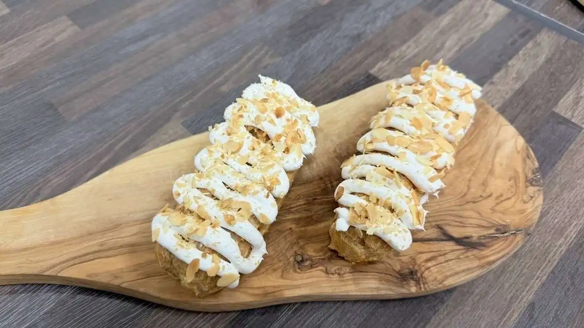 Эклер с белковым кремом New