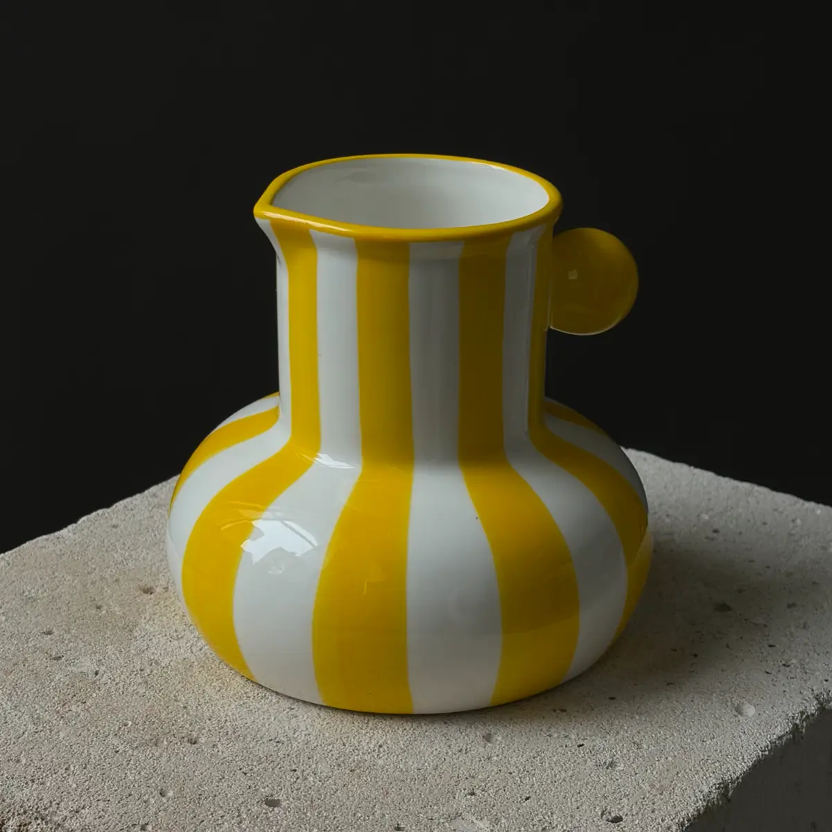 Ваза желтая в полоску