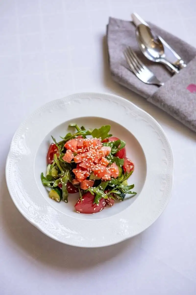 БИЗНЕС 2026 Салат с лососем с/с