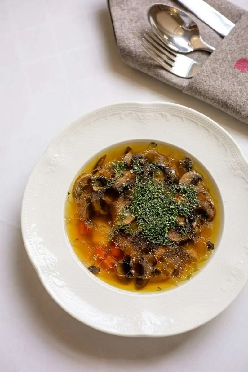 БИЗНЕС 2026 Суп с грибами и клецками