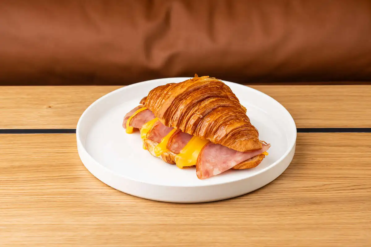 Круассан с сыром и ветчиной