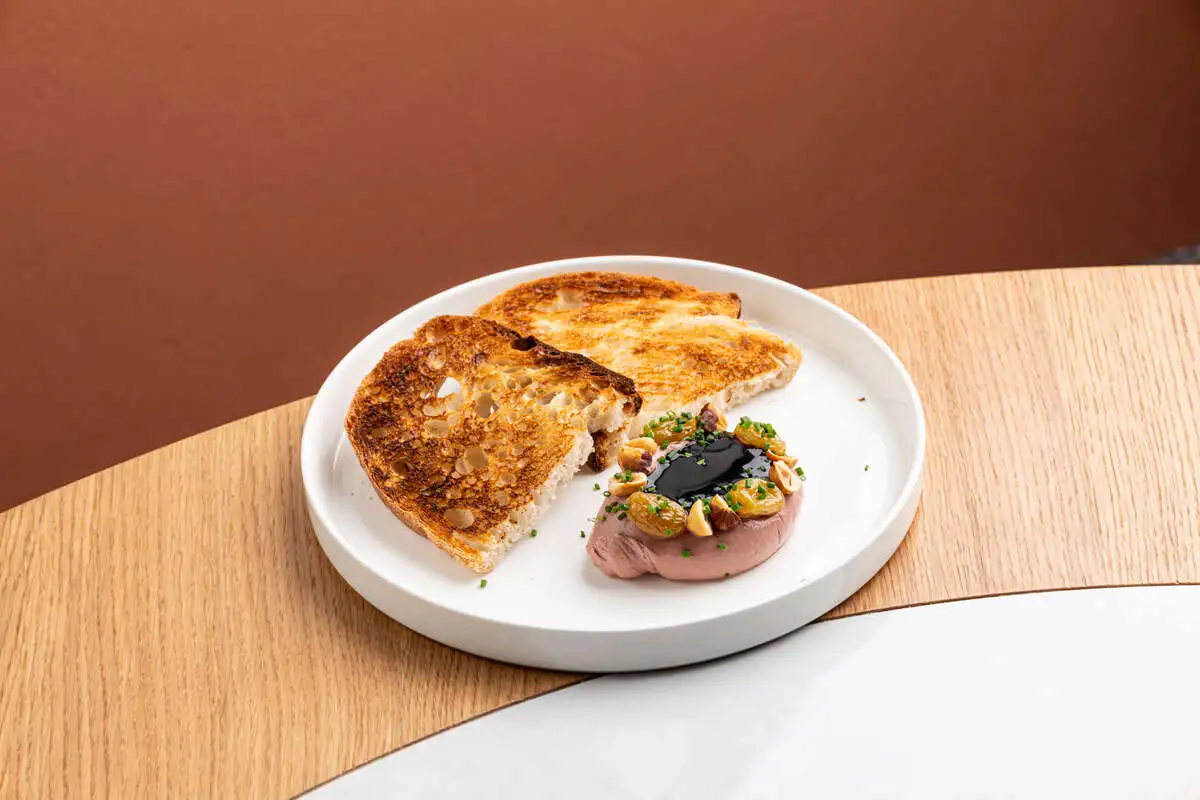 Паштет из куриной печени с тостами