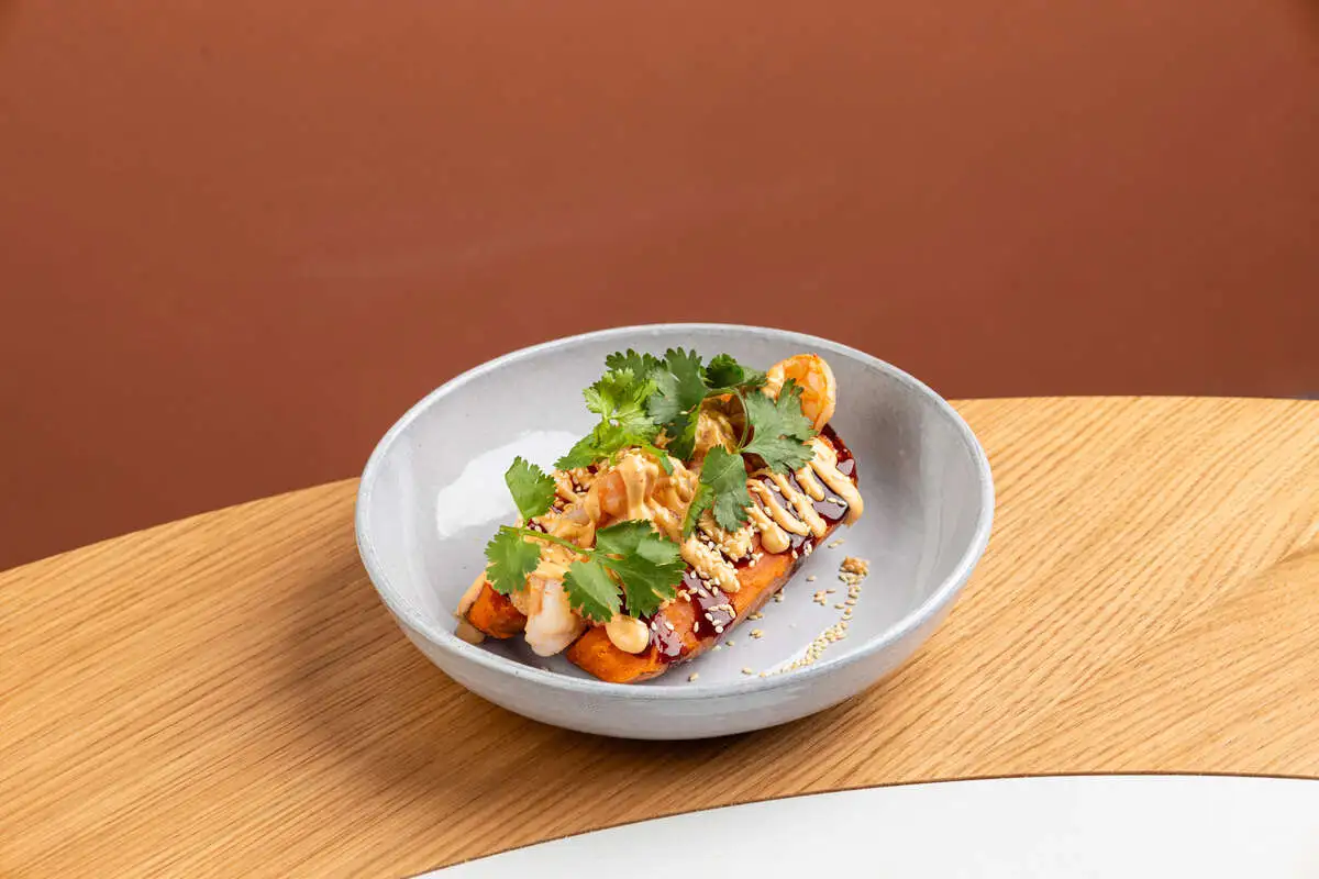 Запеченный батат, креветки, соус терияки