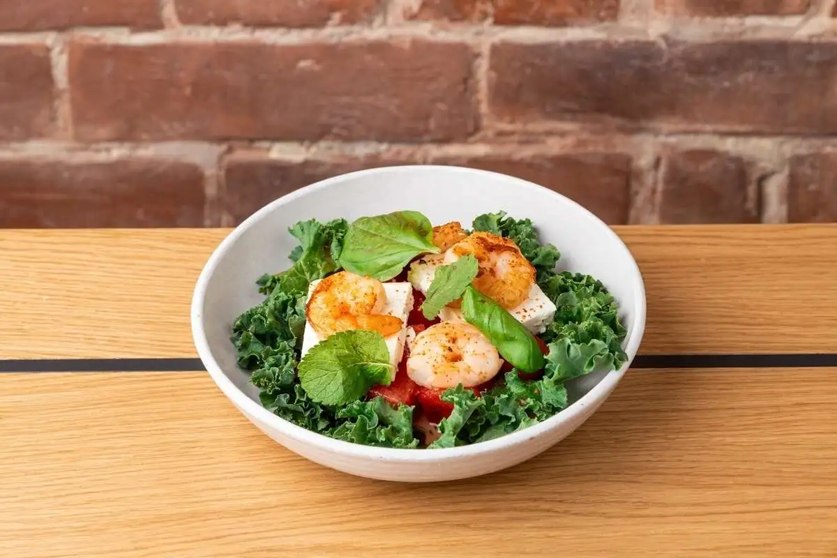 Креветки, рукола, авокадо, томат