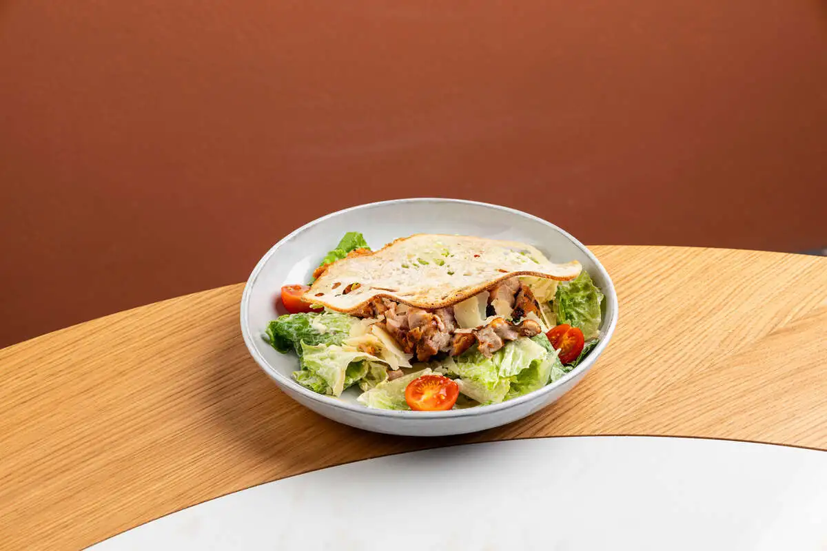 Цезарь с цыпленком гриль и пармезаном