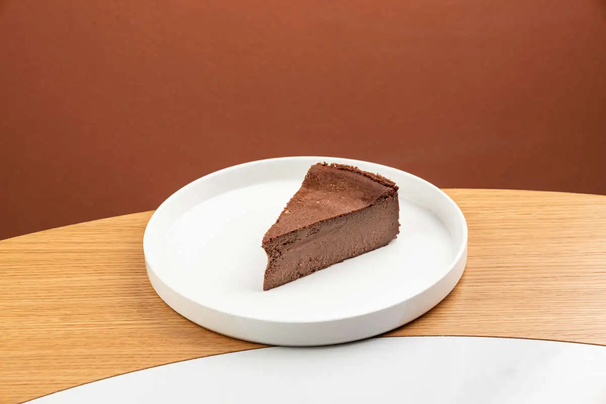 Шоколадный Сан-Себастьян с ванильным мороженым