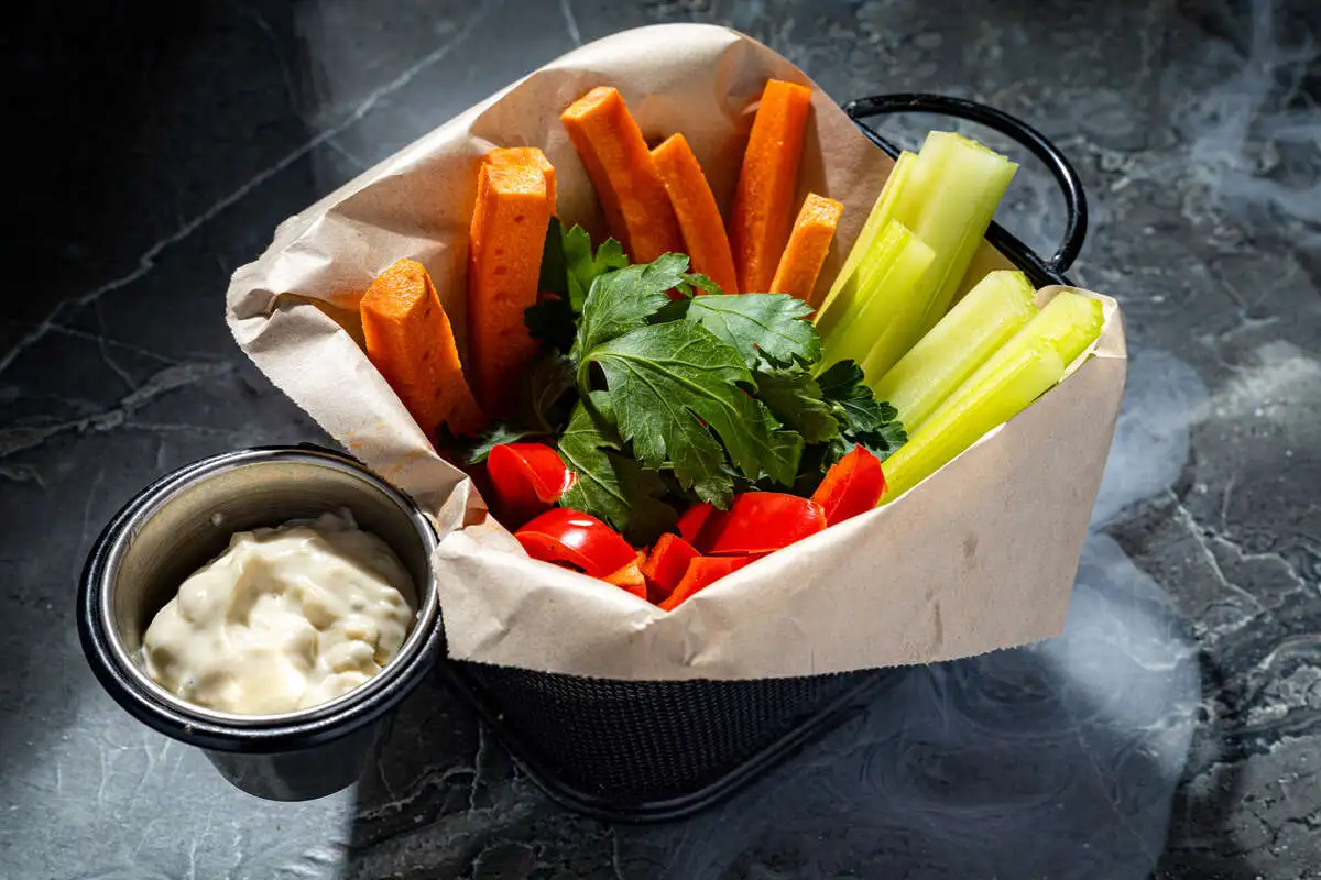 Морковь и сельдерей с соусом блючиз