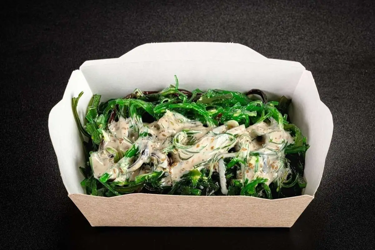 Салат Чука с ореховым соусом