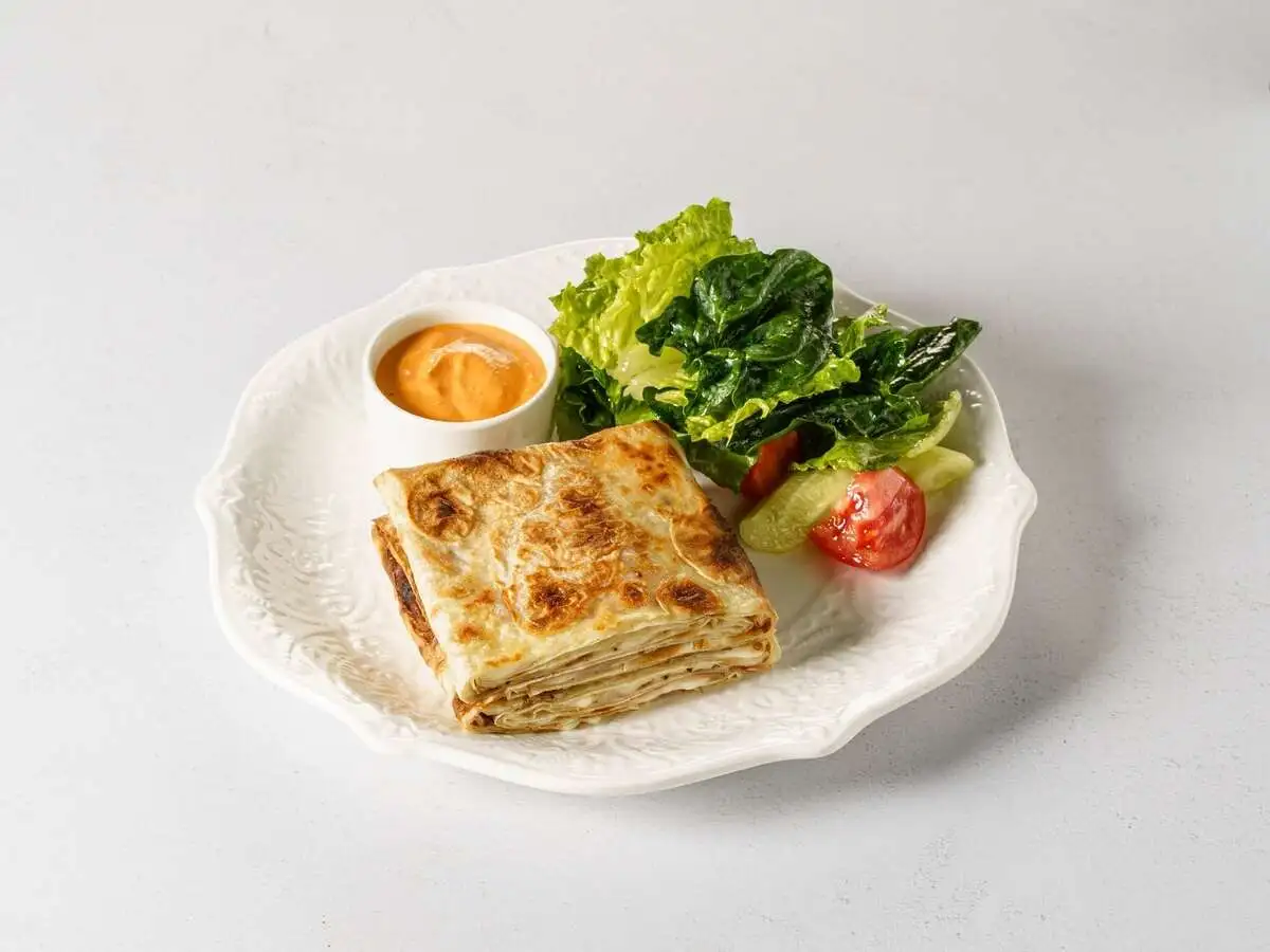 Сандвич-ролл с окороком и моцареллой