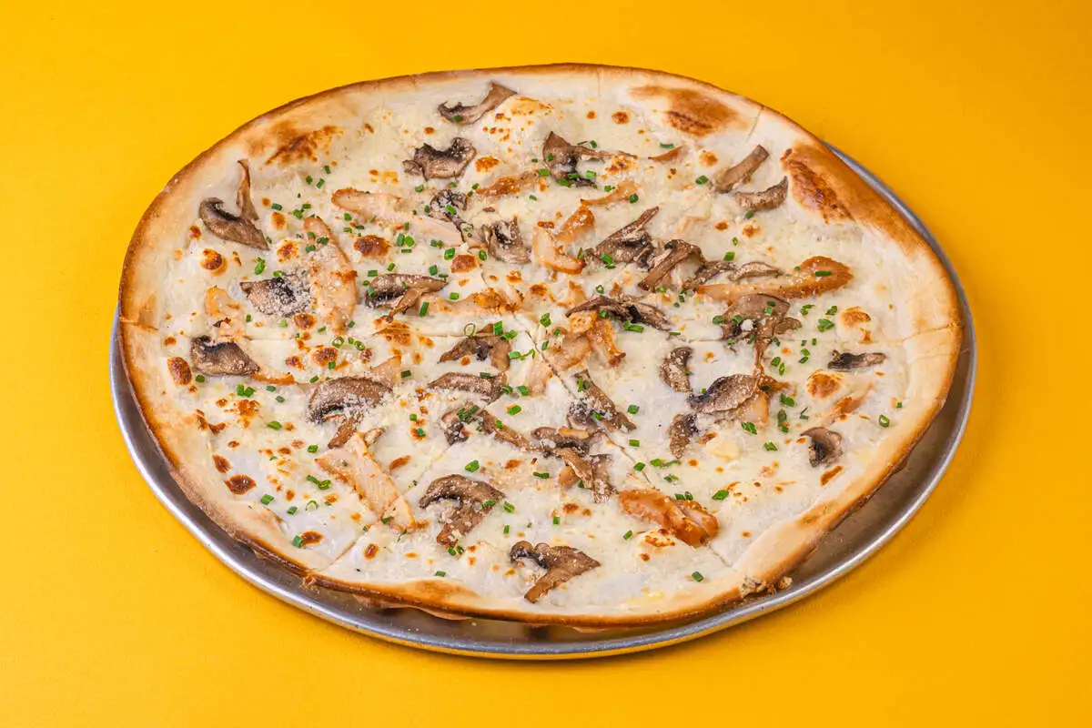 Пицца с цыпленком и грибами