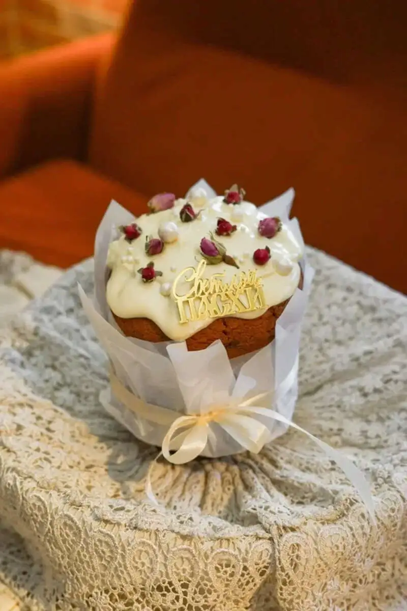 Кулич творожный с вяленой клубникой