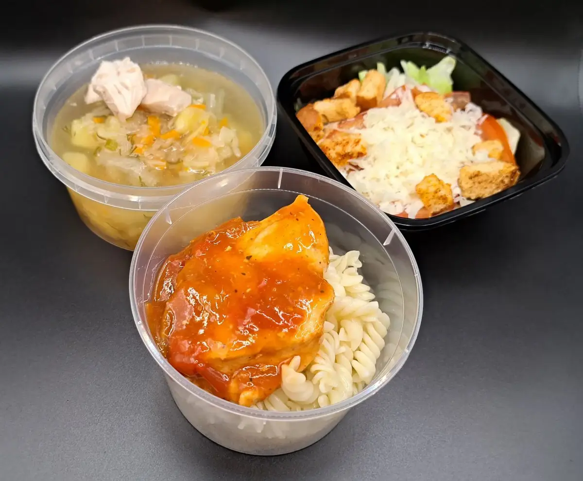 3 Чикен: Цезарь с курицей, Щи куриные из свежей капусты, Курочка лечо с макаронами